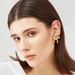 New 18k gold plated, classic coquette style ribbon earrings. Gold color.